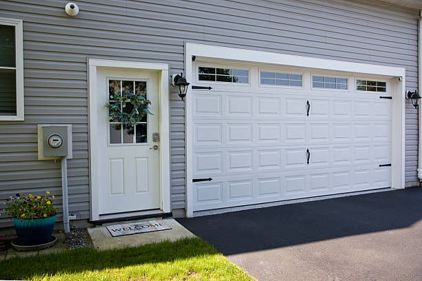 24/7 Emergency Garage Door Panel Replacement experts in Smith County County, KS
